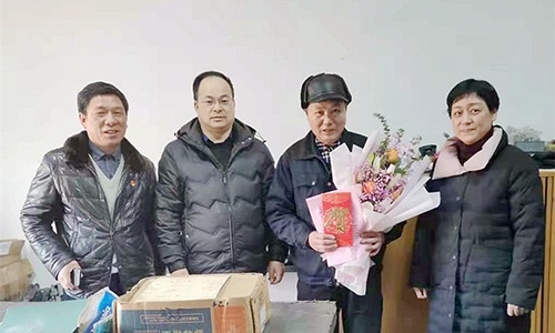 浙江省國防工業(yè)工會徐航主任、王哲（副處級調(diào)研員）代表省國防工業(yè)工會來公司慰問全國勞動模范余昌琴和困難職工。